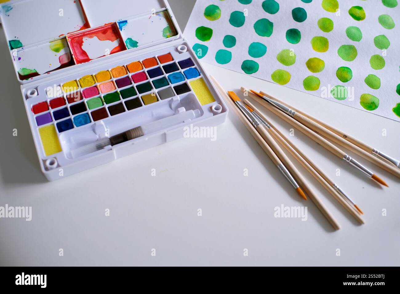 Aquarelle peint et pinceaux artiste de travail avec des outils artistiques pour la maquette Banque D'Images