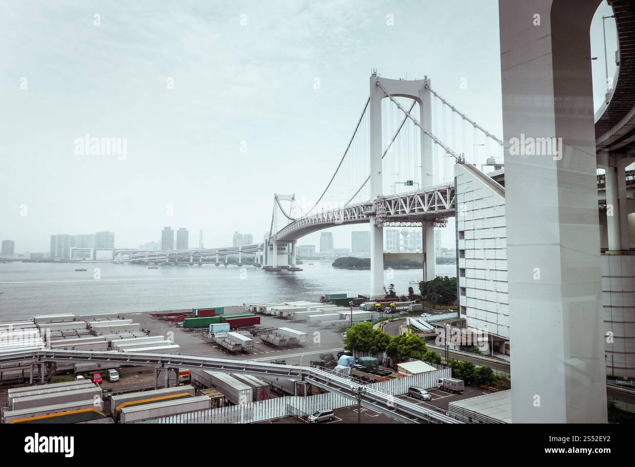 Pont arc-en-ciel et paysage urbain à Tokyo, Japon. Pont arc-en-ciel, Tokyo, Japon Banque D'Images