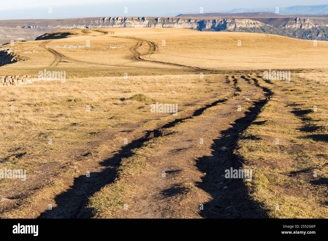 Voyage région du Caucase du Nord - route sale sur le dessus du plateau de montagne à Bermamyt matin de septembre Banque D'Images