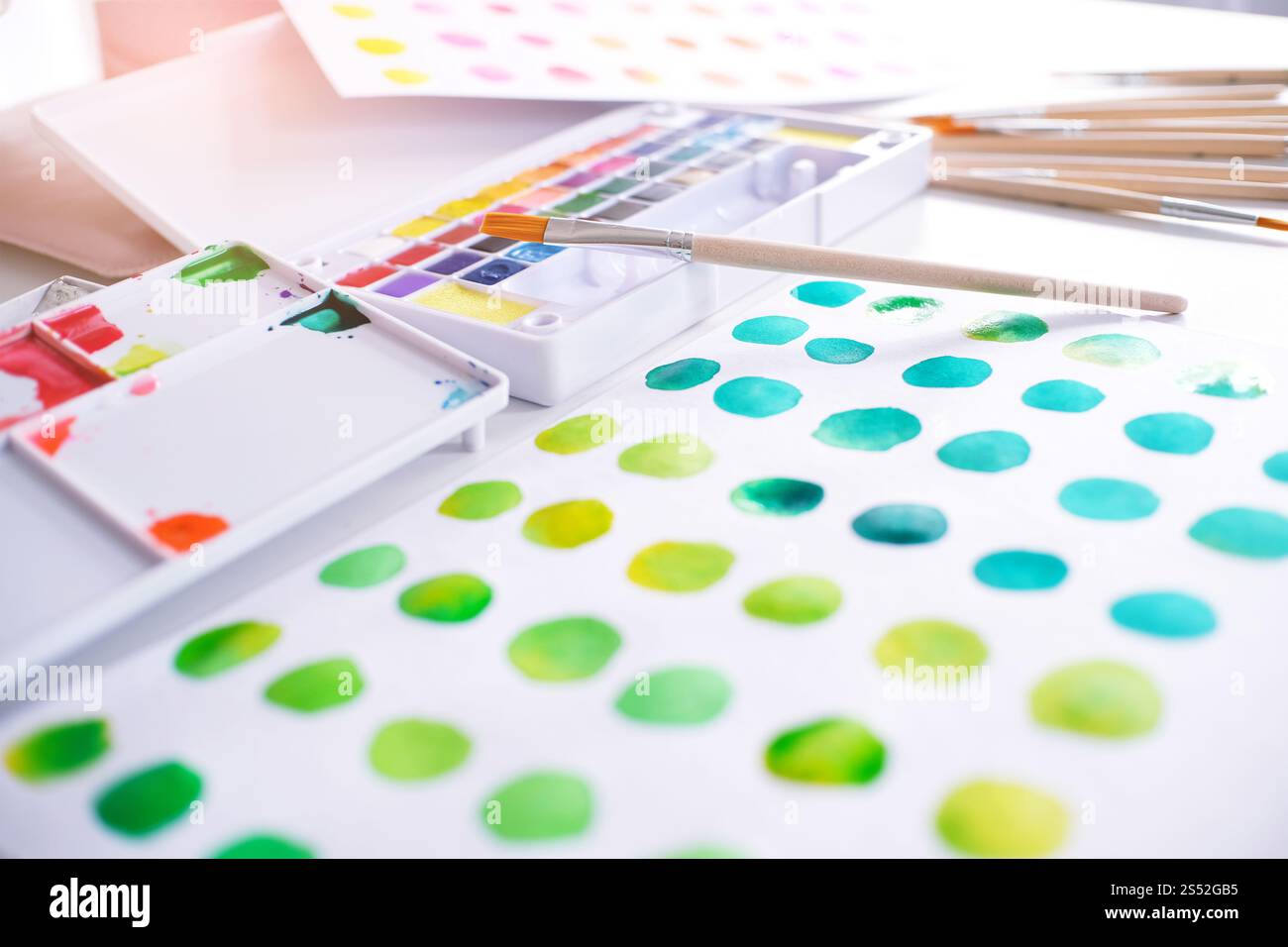 Aquarelle peint et pinceaux artiste de travail avec des outils artistiques pour la maquette Banque D'Images