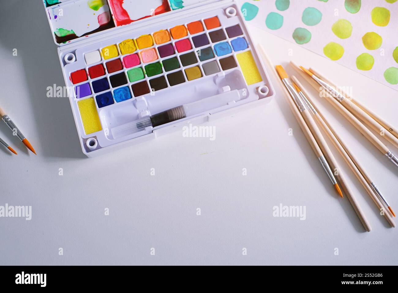 Aquarelle peint et pinceaux artiste de travail avec des outils artistiques pour la maquette Banque D'Images