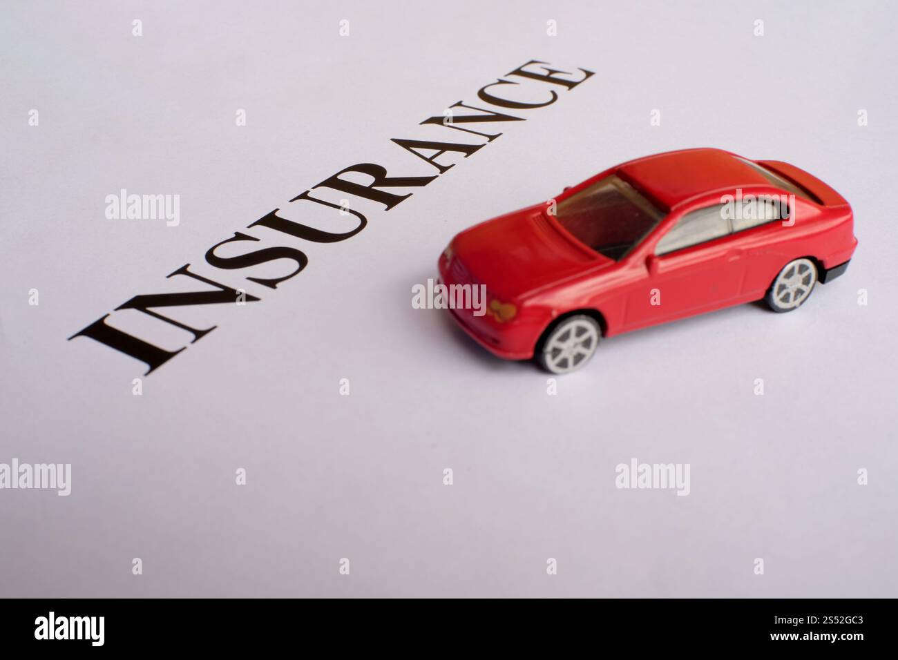 Accident de voiture-jouet. Simulation voiture rouge et bleue. Banque D'Images