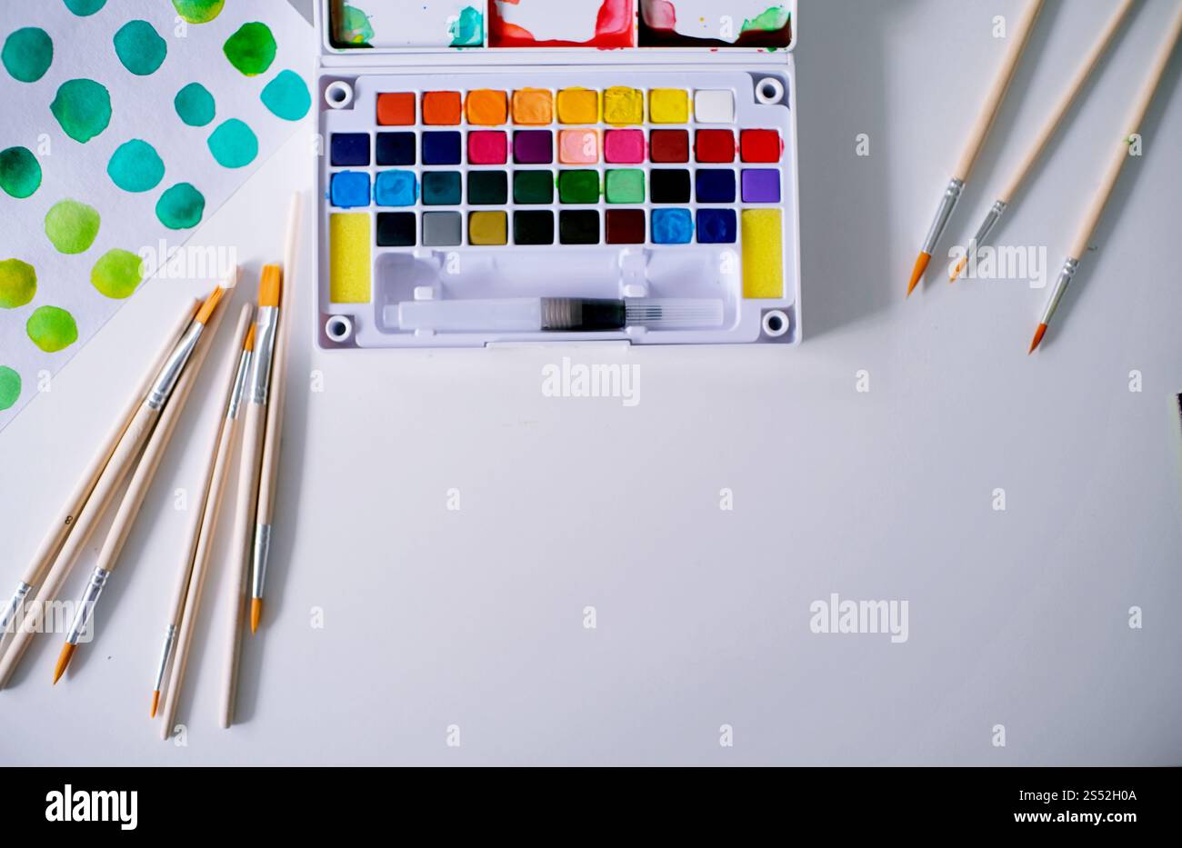 Aquarelle peint et pinceaux artiste de travail avec des outils artistiques pour la maquette Banque D'Images