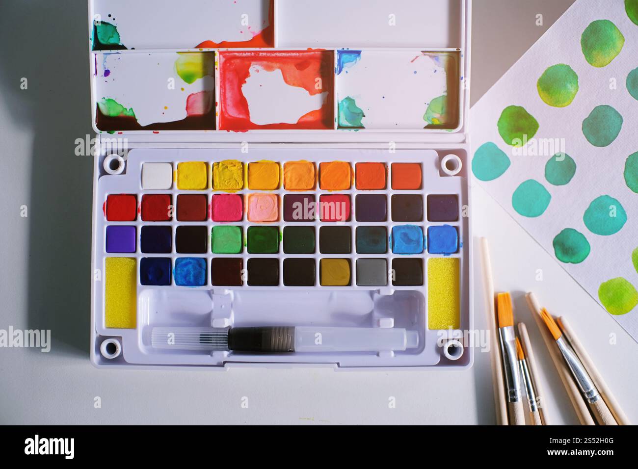 Aquarelle peint et pinceaux artiste de travail avec des outils artistiques pour la maquette Banque D'Images