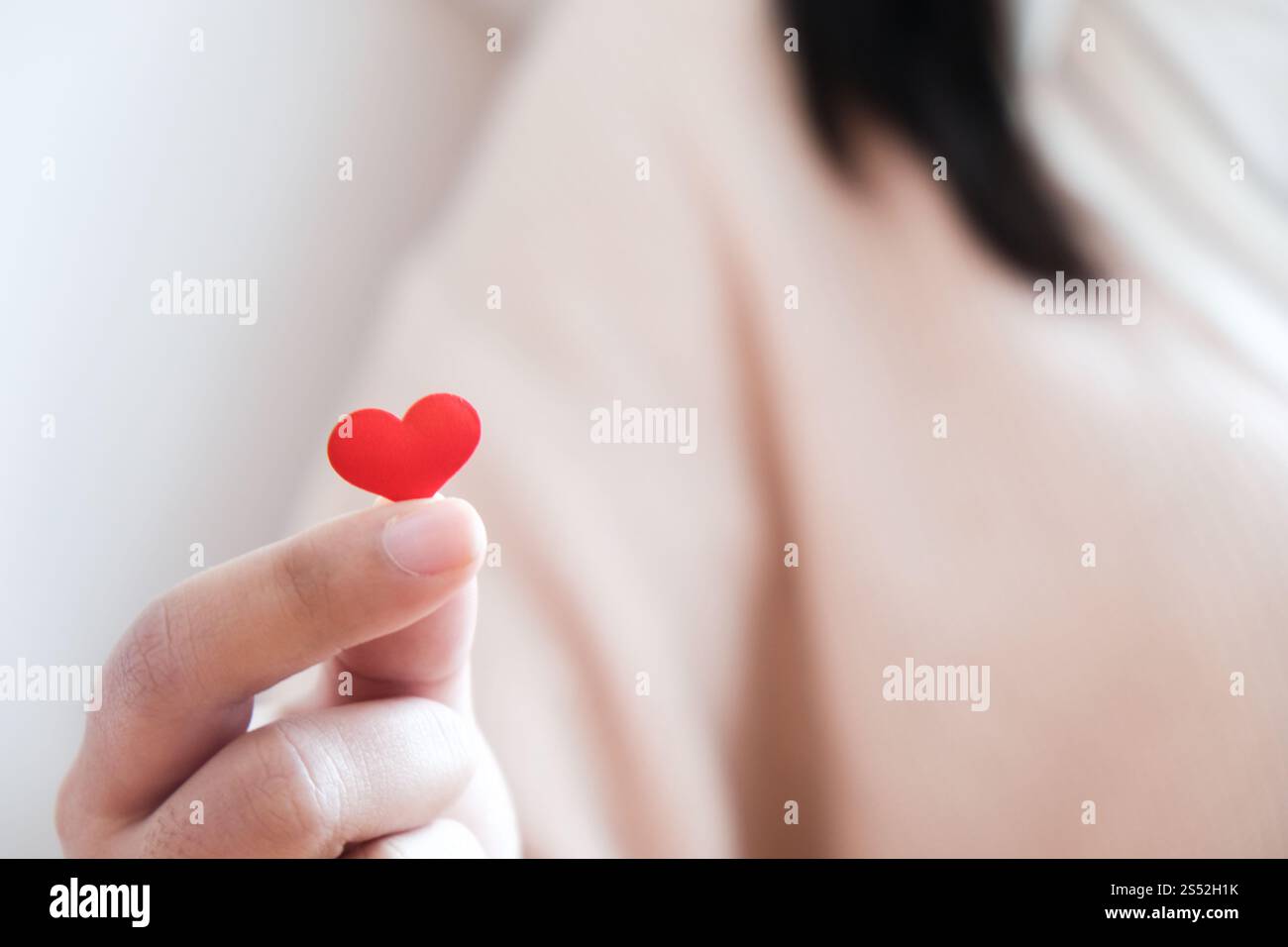Valentine day love concept. Hart rouge dans la main avec copie espace Banque D'Images