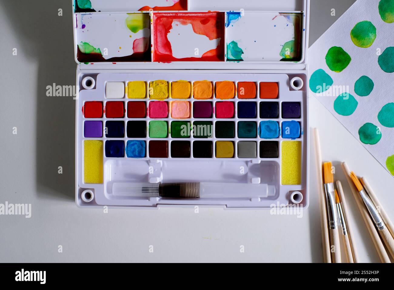 Aquarelle peint et pinceaux artiste de travail avec des outils artistiques pour la maquette Banque D'Images