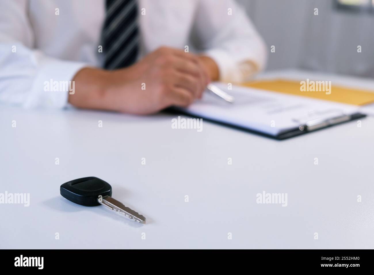 Le vendeur de voitures distribue les clés d'une nouvelle voiture Banque D'Images Le vendeur de voitures distribue les clés d'une nouvelle voiture Banque D'Images
