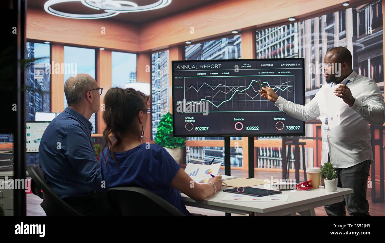 Personnes âgées explorant les plans de retraite avec un conseiller financier, discutant de la retraite et de l'épargne-vie. Couple de personnes âgées cherchant à investir et à sécuriser leurs finances pour l'avenir. Caméra B. Banque D'Images