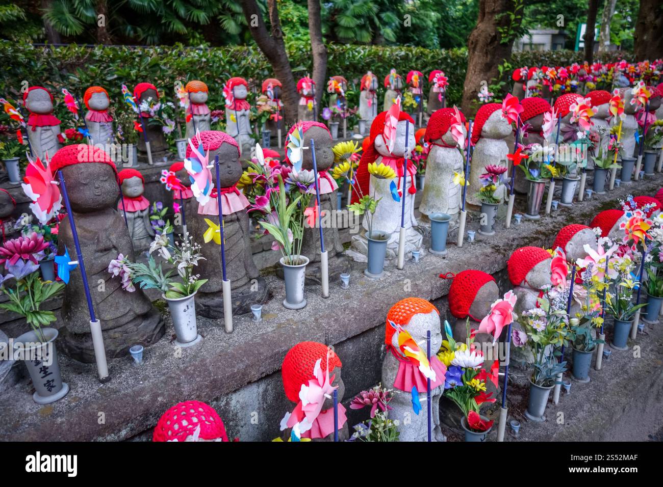 Statues de Jizo au cimetière du temple Zojo-ji, Tokyo, Japon. Statues de Jizo au temple Zojo-ji, Tokyo, Japon Banque D'Images