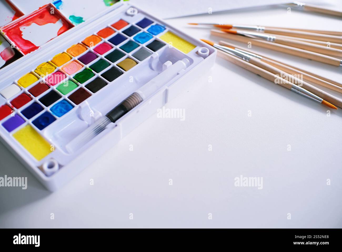 Aquarelle peint et pinceaux artiste de travail avec des outils artistiques pour la maquette Banque D'Images