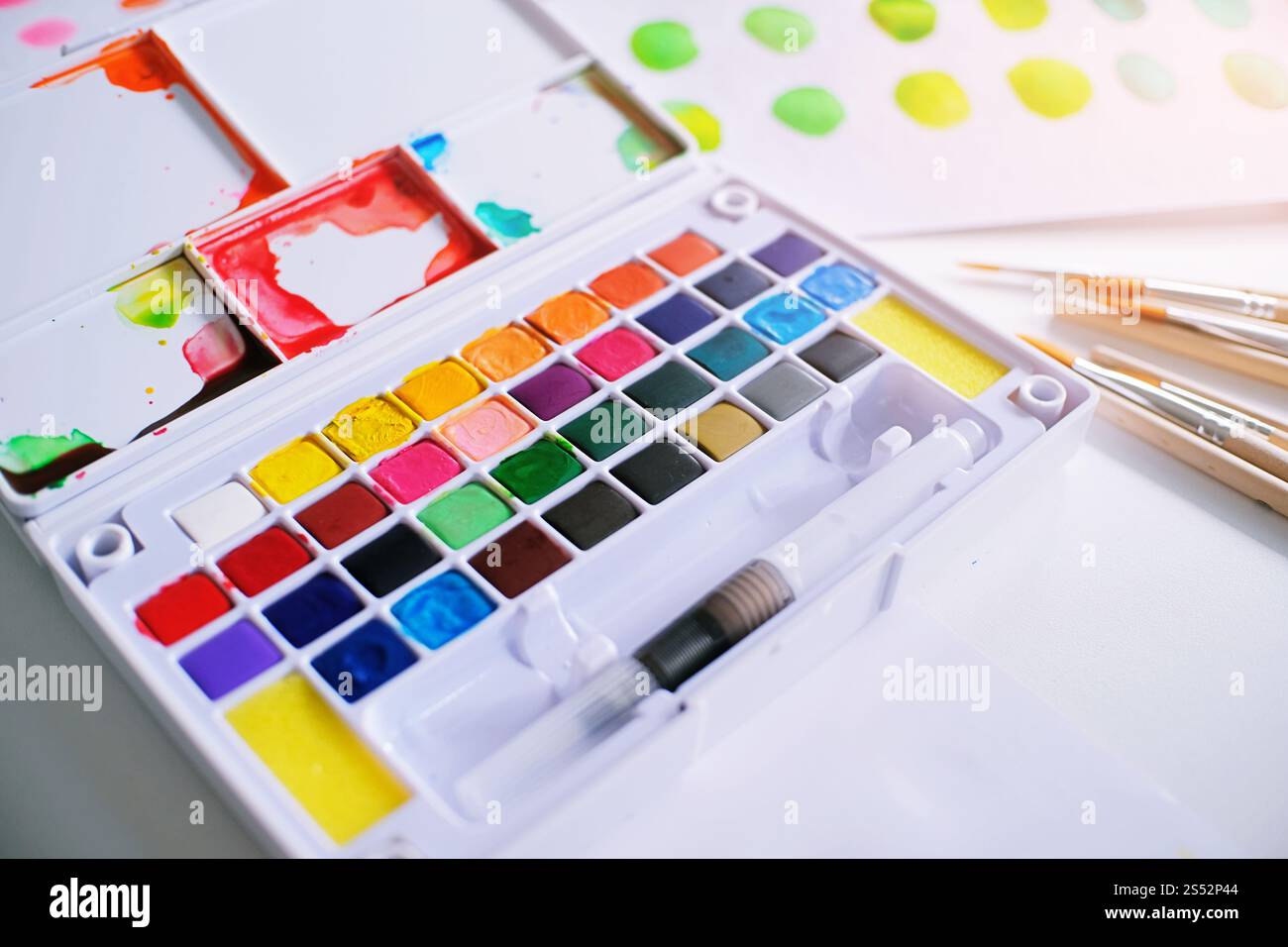 Aquarelle peint et pinceaux artiste de travail avec des outils artistiques pour la maquette Banque D'Images