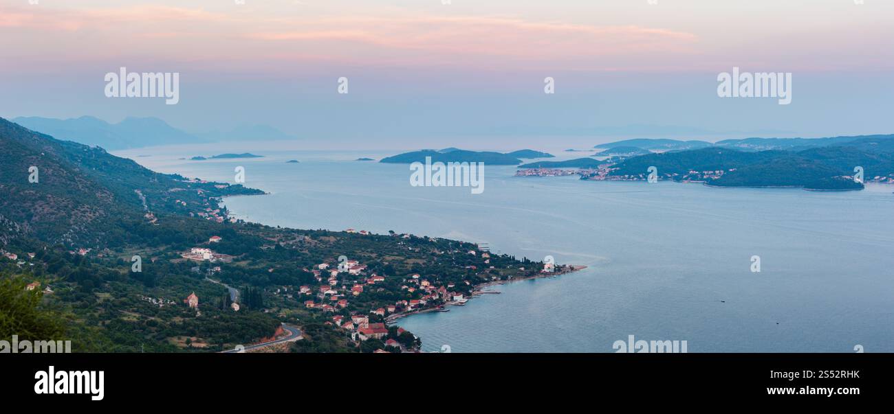 Crépuscule sur la mer, panorama îles croates et Viganj village sur seashore (péninsule de Peljesac, Croatie). Banque D'Images