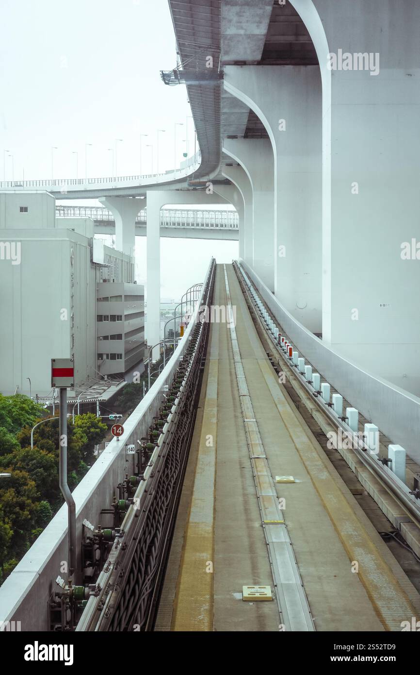 Monorail sur Rainbow Bridge à Odaiba, Tokyo, Japon. Monorail sur Rainbow Bridge, Tokyo, Japon Banque D'Images