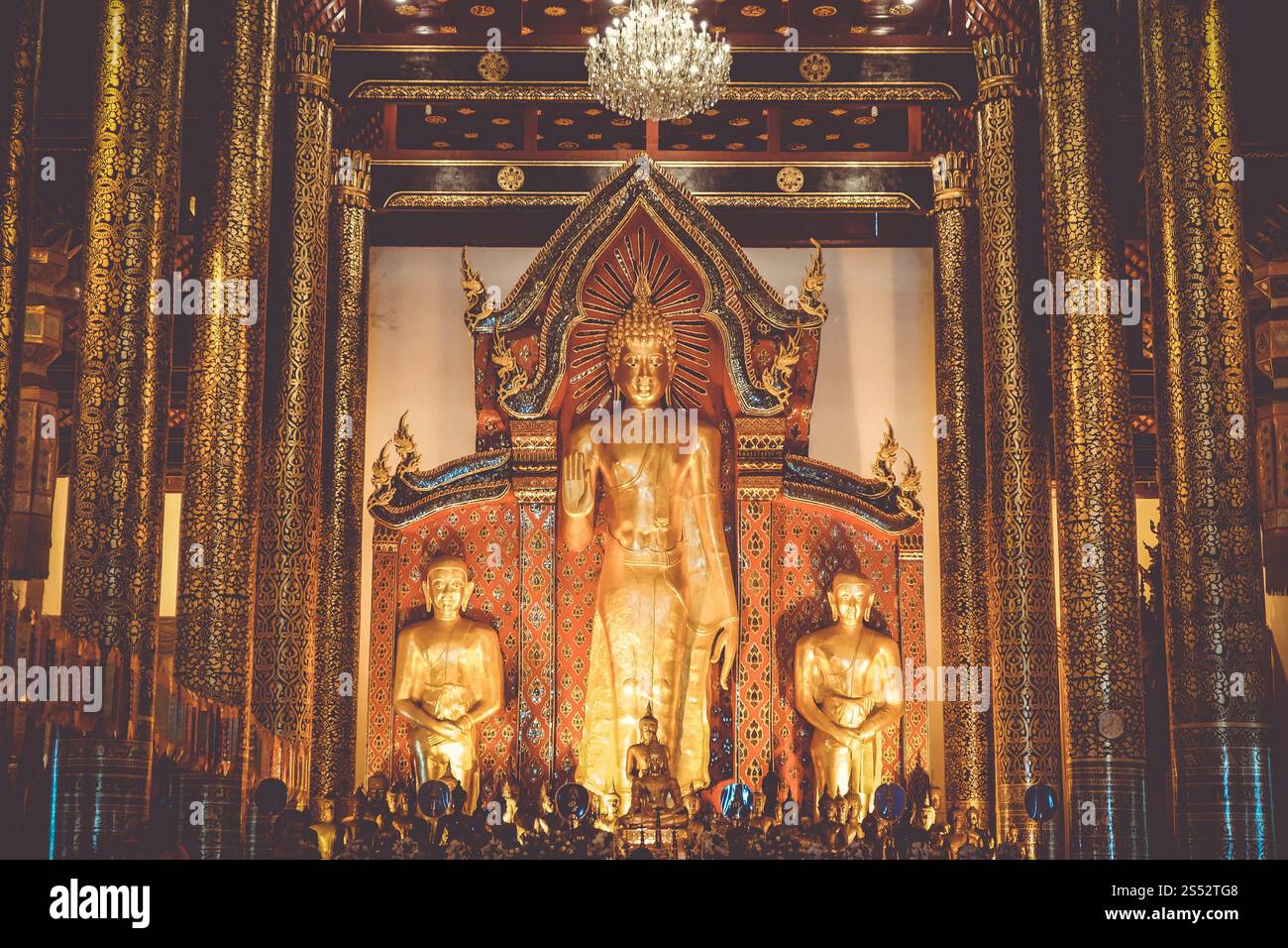 Statue de Bouddha dans le temple Wat Chedi Luang, Chiang mai, Thaïlande. Statue de Bouddha, temple Wat Chedi Luang, Chiang mai, Thaïlande Banque D'Images