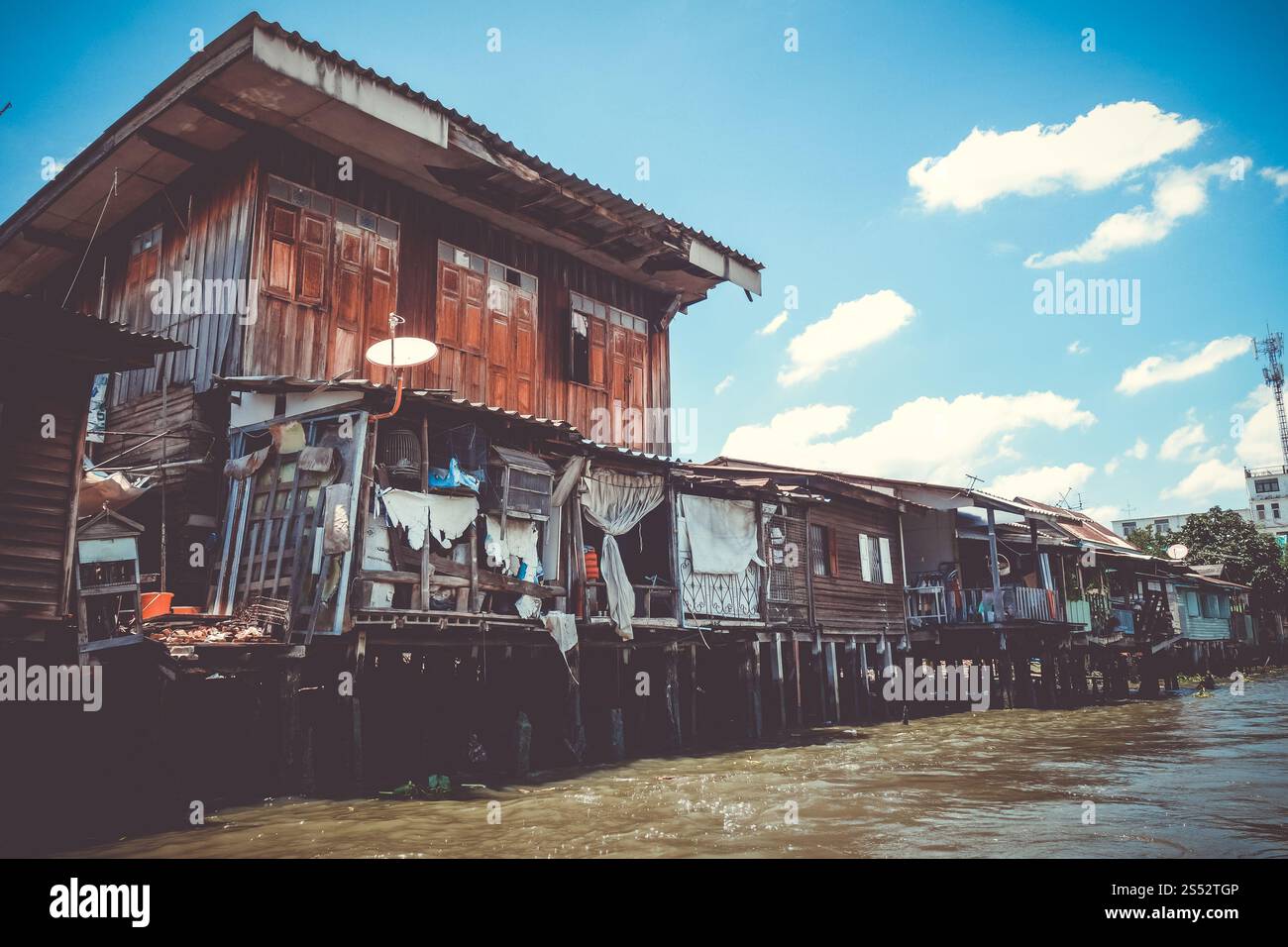 Maisons anciennes traditionnelles sur Khlong, Bangkok, Thaïlande. Maisons traditionnelles sur Khlong, Bangkok, Thaïlande Banque D'Images