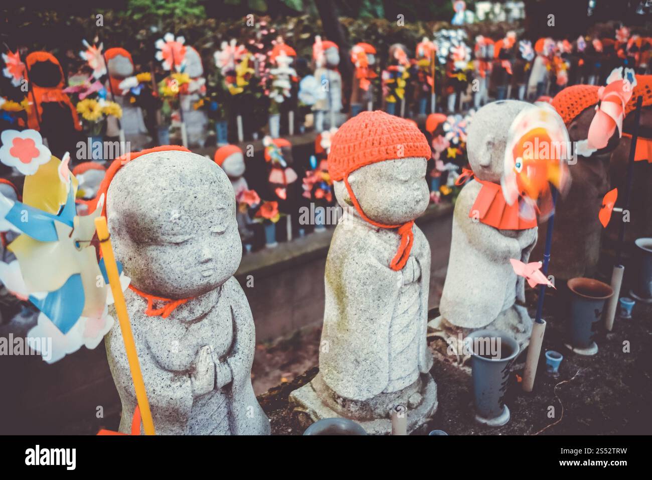 Statues de Jizo au cimetière du temple Zojo-ji, Tokyo, Japon. Statues de Jizo au temple Zojo-ji, Tokyo, Japon Banque D'Images