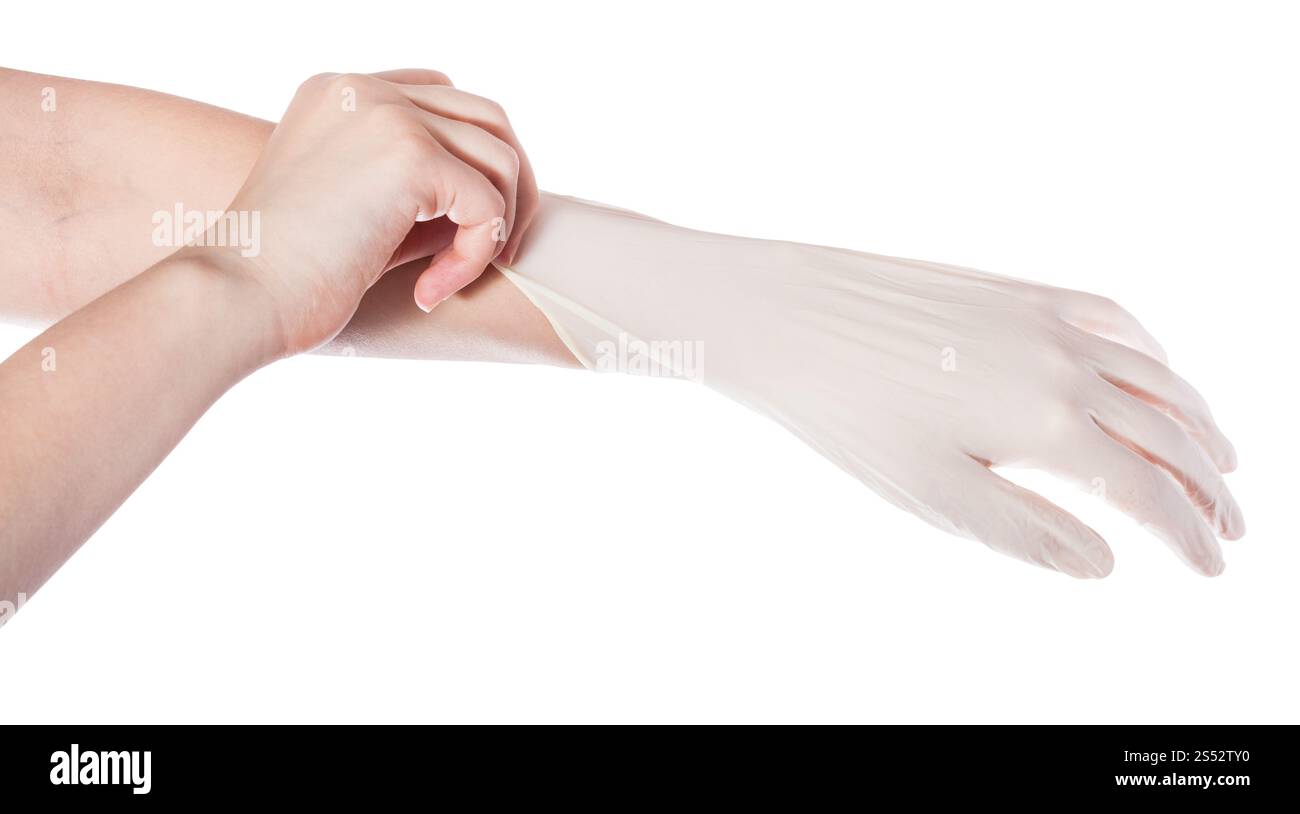 Au-dessus de la main de femme de gants en latex tire sur un autre part isolé sur fond blanc Banque D'Images