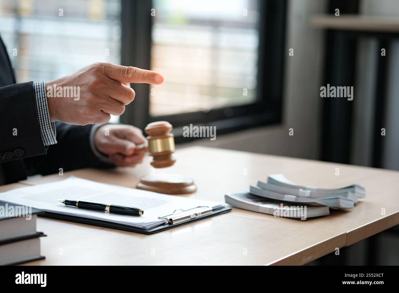 Vente sur Offres d'Enchères avocat maillet avec jugement juge. Commissaire-priseur abattant vente Banque D'Images