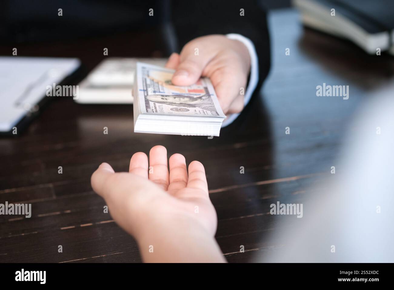 Les hommes d'affaires de corruption. Donner des dessous de l'homme Banque D'Images