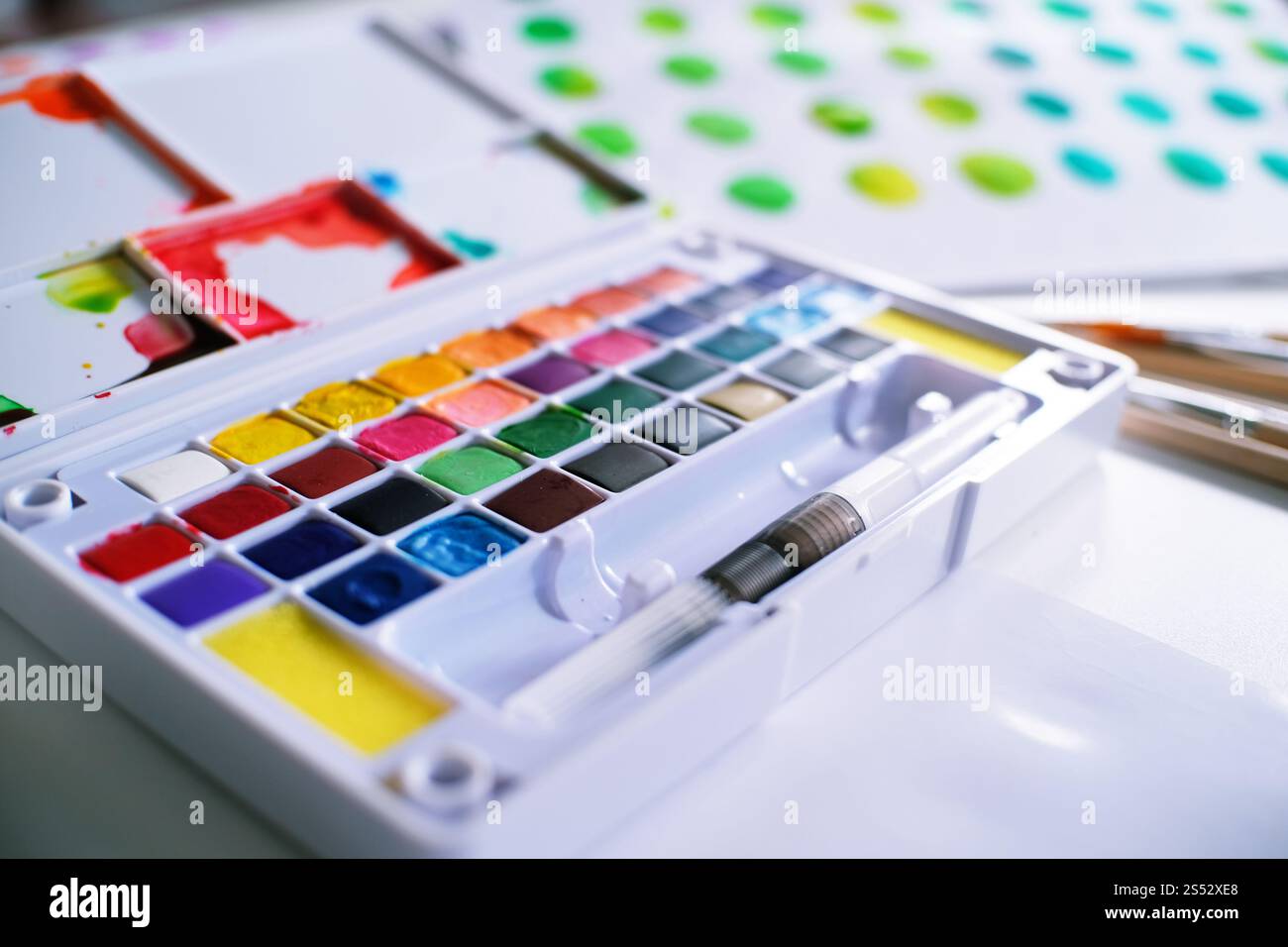 Aquarelle peint et pinceaux artiste de travail avec des outils artistiques pour la maquette Banque D'Images