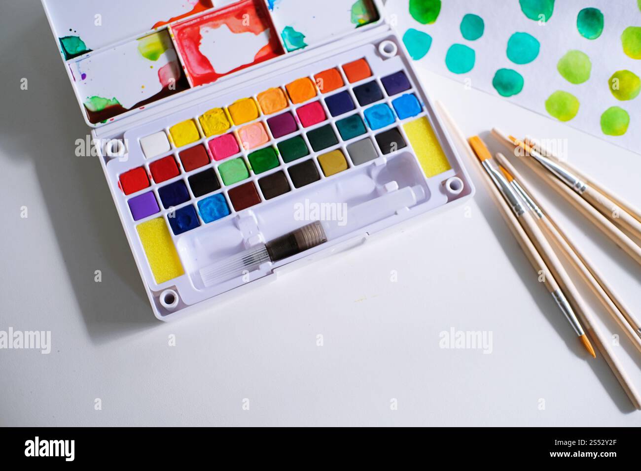 Aquarelle peint et pinceaux artiste de travail avec des outils artistiques pour la maquette Banque D'Images