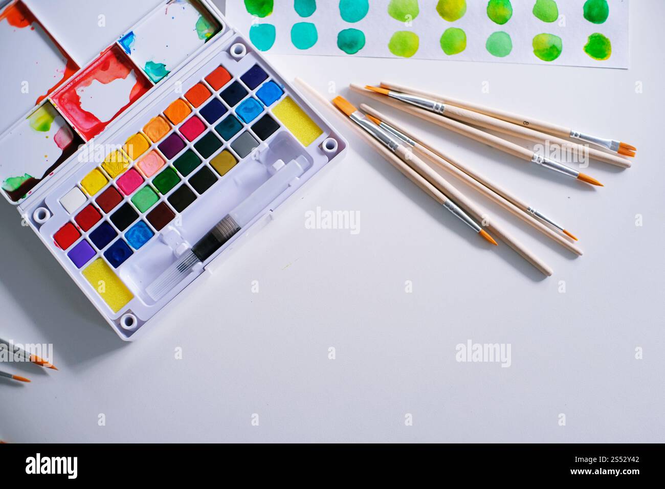 Aquarelle peint et pinceaux artiste de travail avec des outils artistiques pour la maquette Banque D'Images