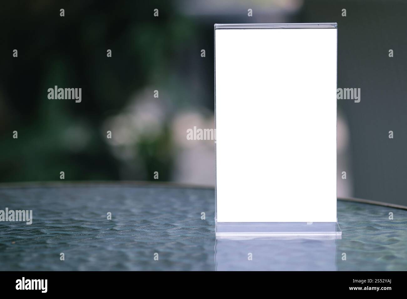 Cadre de menu debout sur la table en bois en bar restaurant café. L'emplacement pour un texte marketing promotion Banque D'Images