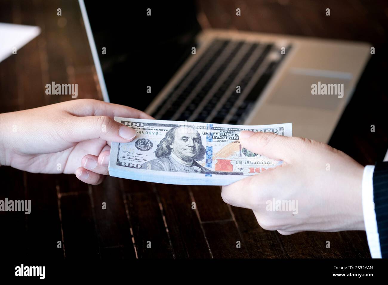 Les hommes d'affaires de corruption. Donner des dessous de l'homme Banque D'Images