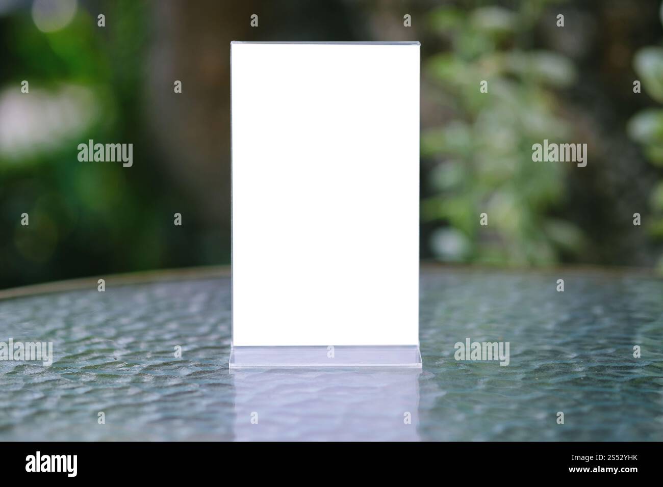 Cadre de menu debout sur la table en bois en bar restaurant café. L'emplacement pour un texte marketing promotion Banque D'Images