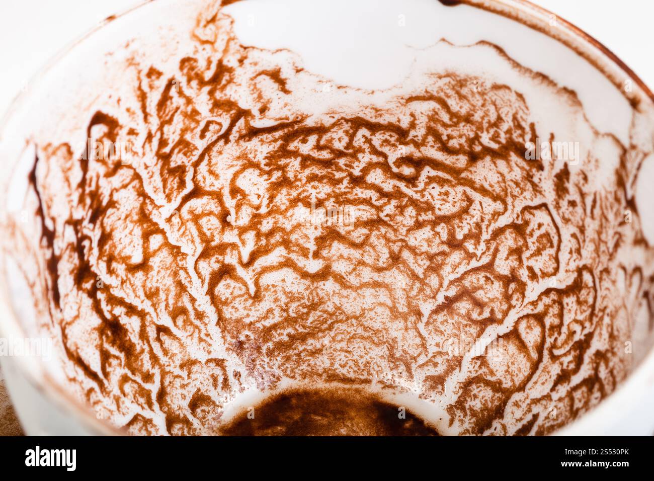 La divination sur verre de caroube - Schéma des sédiments de caroube séchée sur le mur de la cuvette close up Banque D'Images