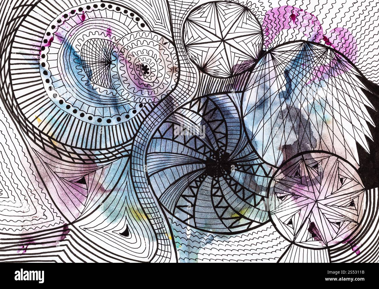 Abstraite noir motif de cercles dessinés à la main par l'encre noire au-dessus peint Impression sur feuille de papier dessiné à l'Aquarelle technique monotype Banque D'Images