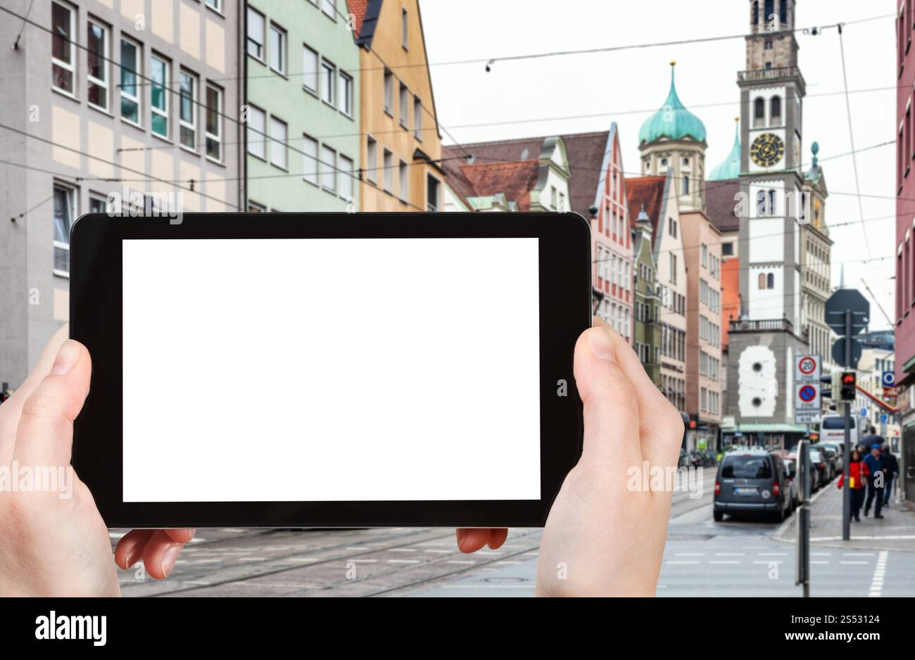 Concept de voyage - photos touristiques de Karolinenstrasse et vue de la tour Perlachturm et de la mairie à Augsbourg en Allemagne sur smartphone avec vide Banque D'Images