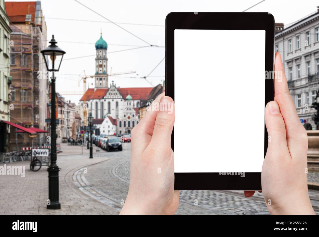 Concept de voyage - photos touristiques de Maximilianstrasse et vue de Basilique SS Ulrich et St Afra dans la ville d'Augsbourg en Allemagne sur smartphone avec Banque D'Images