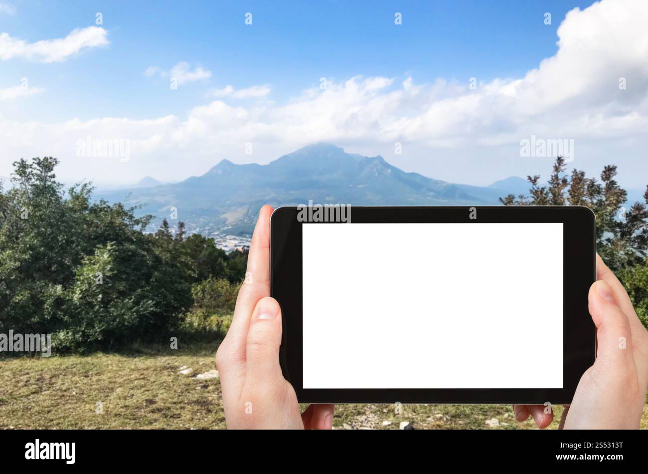 Travel Concept - photos touristiques de cinq sommets du Mont Beshtau Vue de haut sur le mont Mashuk à Pyatigorsk ville de Russie sur smartphone Avec Banque D'Images