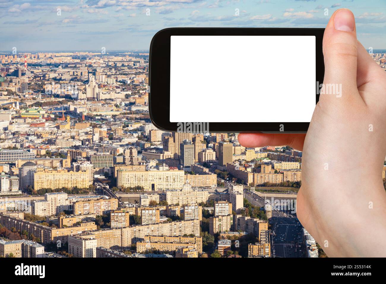 Concept de voyage - photographies touristiques de vue aérienne du centre et du sud-ouest de la ville de Moscou de la plate-forme d'observation en automne sur smartphone avec vide Banque D'Images