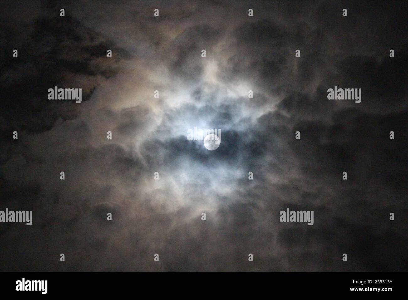 Lune de loup derrière le nuage Brentwood Essex UK 13 janvier 2025 Banque D'Images