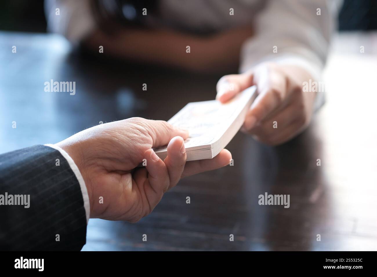 Les hommes d'affaires de corruption. Donner des dessous de l'homme Banque D'Images