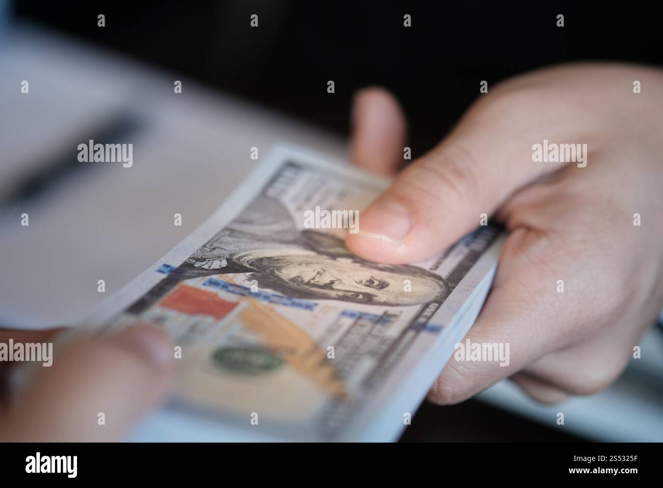 Les hommes d'affaires de corruption. Donner des dessous de l'homme Banque D'Images