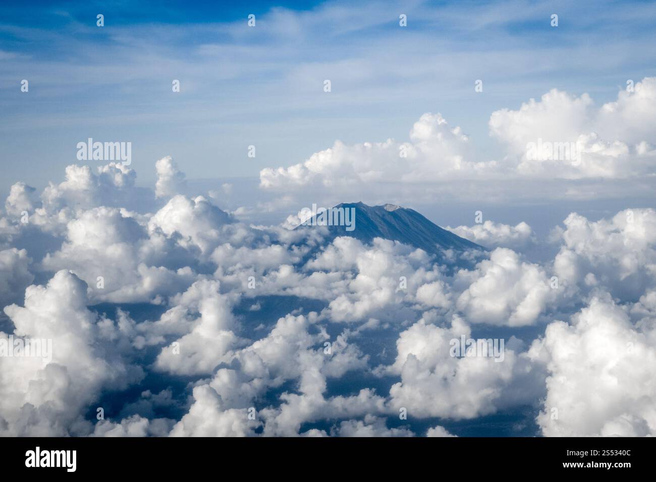 Avion volant au-dessus des nuages et du volcan du mont Agung, Bali, Indonésie. Avion volant au-dessus du volcan du Mont Agung, Bali, Indonésie Banque D'Images