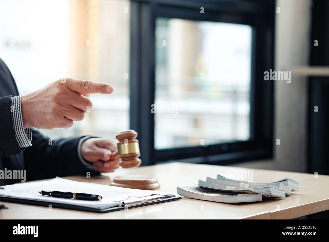 Vente sur Offres d'Enchères avocat maillet avec jugement juge. Commissaire-priseur abattant vente Banque D'Images