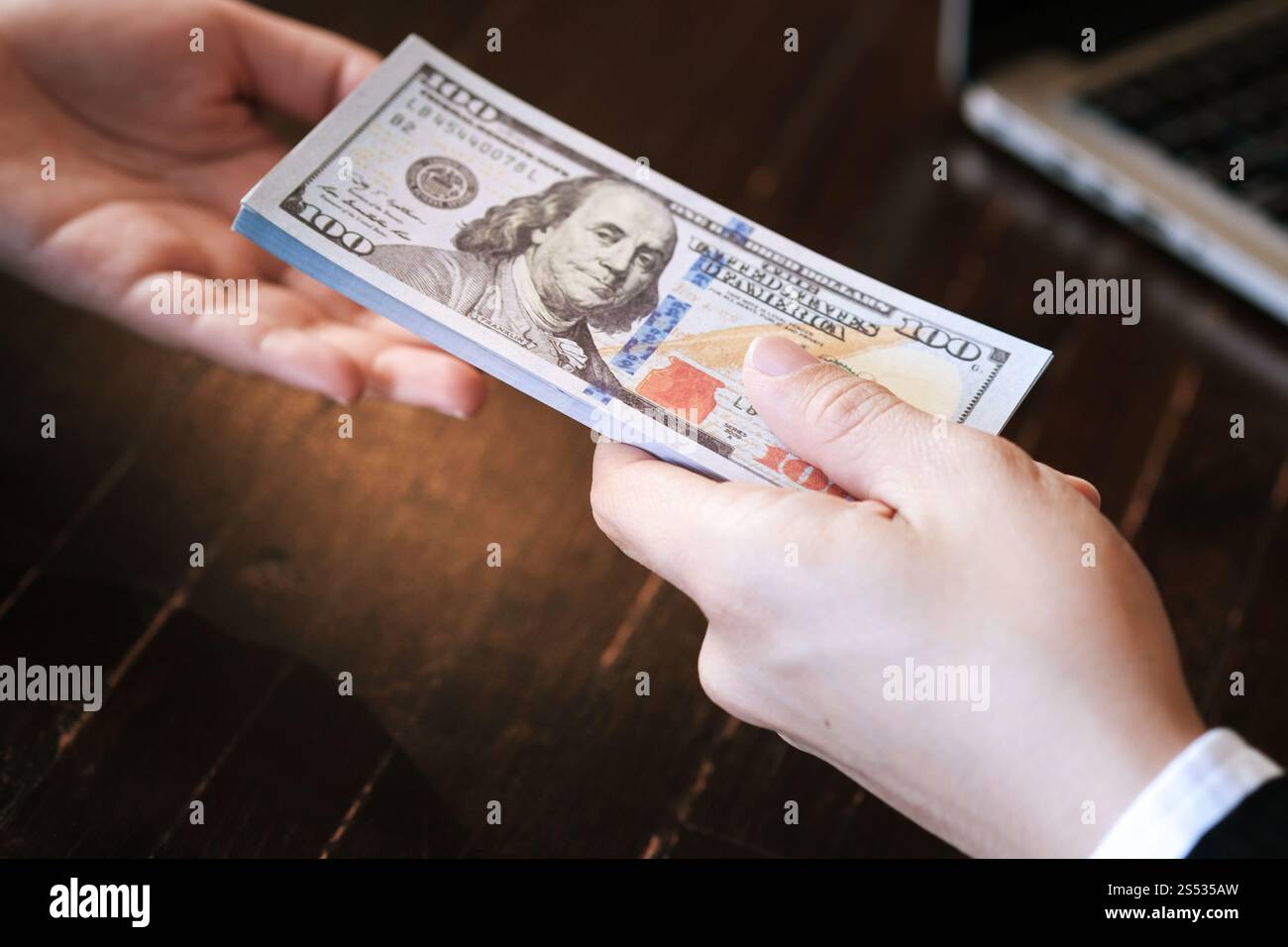 Les hommes d'affaires de corruption. Donner des dessous de l'homme Banque D'Images