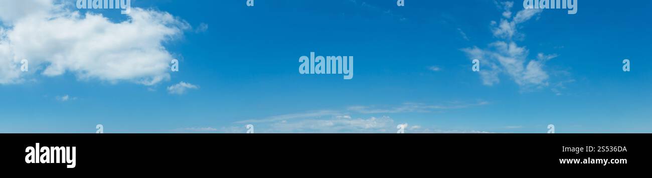 Les nuages blancs dans le ciel bleu azur. Météo d'été de l'arrière-plan. Banque D'Images Les nuages blancs dans le ciel bleu azur. Météo d'été de l'arrière-plan. Banque D'Images