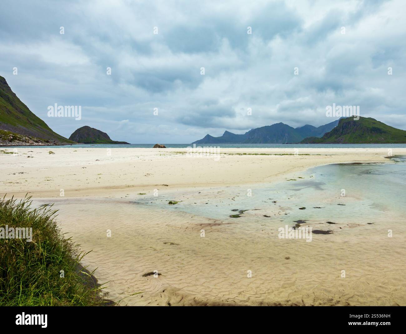 Plage de sable Haukland soirée d'afficher (Norvège, îles Lofoten). Banque D'Images