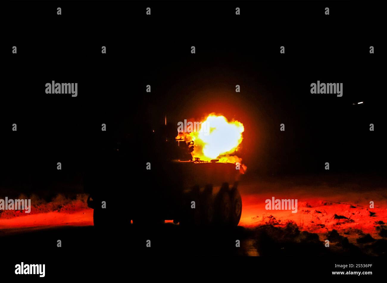 NINGBO, CHINE - 10 JANVIER 2025 - une unité d'infanterie blindée effectue des tirs réels la nuit pendant un entraînement au combat à Ningbo, dans la province du Zhejiang, Banque D'Images