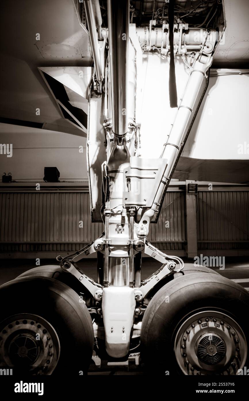 Détail du train d'atterrissage d'un avion commercial. Noir et blanc. Détail du train d'atterrissage d'un avion. Photo noir et blanc Banque D'Images