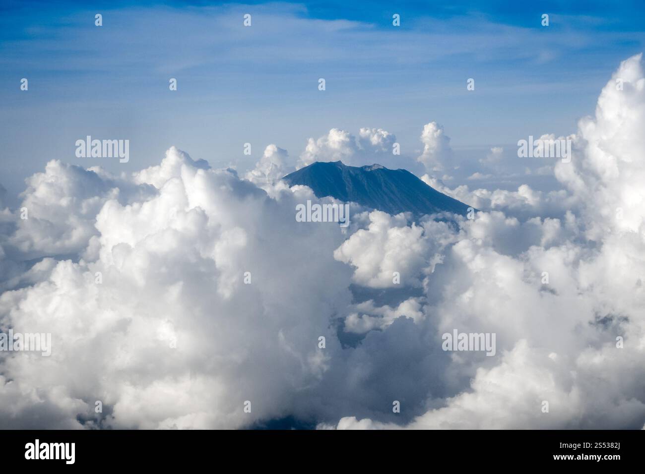 Avion volant au-dessus des nuages et du volcan du mont Agung, Bali, Indonésie. Avion volant au-dessus du volcan du Mont Agung, Bali, Indonésie Banque D'Images
