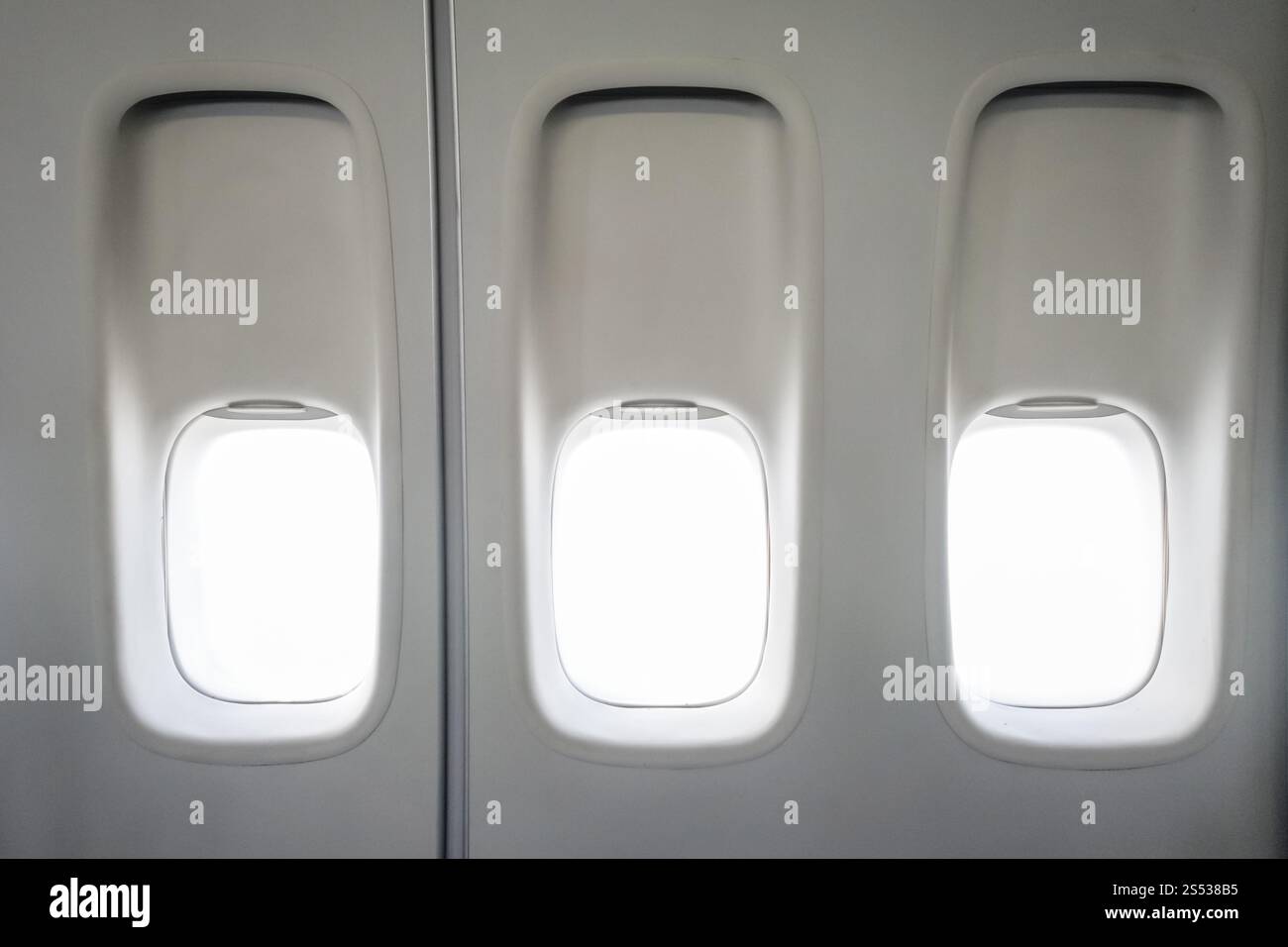 Fenêtres d'avion vierges dans une cabine de vol commercial. Vitres d'avion vierges Banque D'Images Fenêtres d'avion vierges dans une cabine de vol commercial. Vitres d'avion vierges Banque D'Images