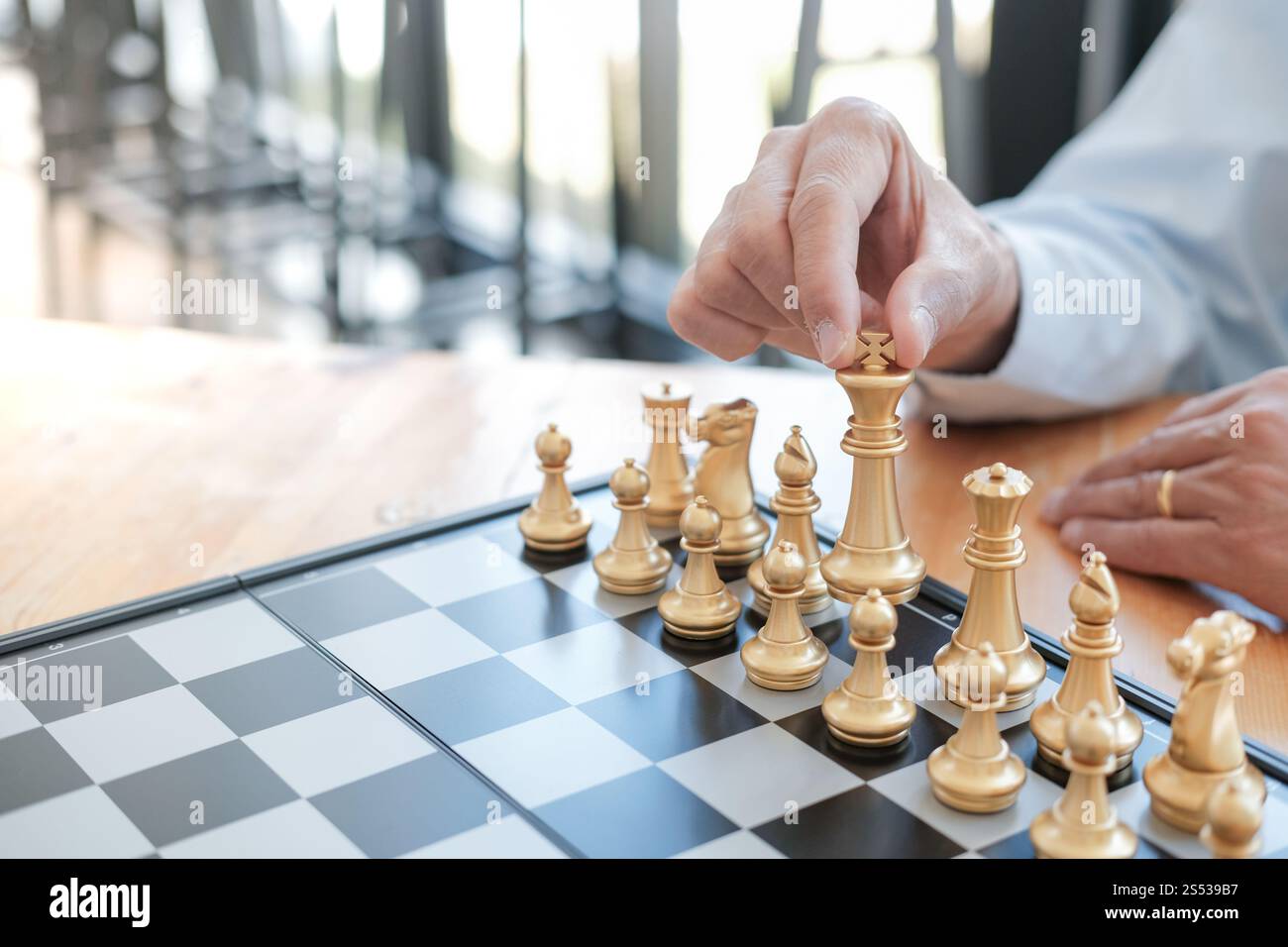 Businessman jouer avec jeu d'échecs. Succès de concept de gestion stratégie d'entreprise et défi tactique Banque D'Images