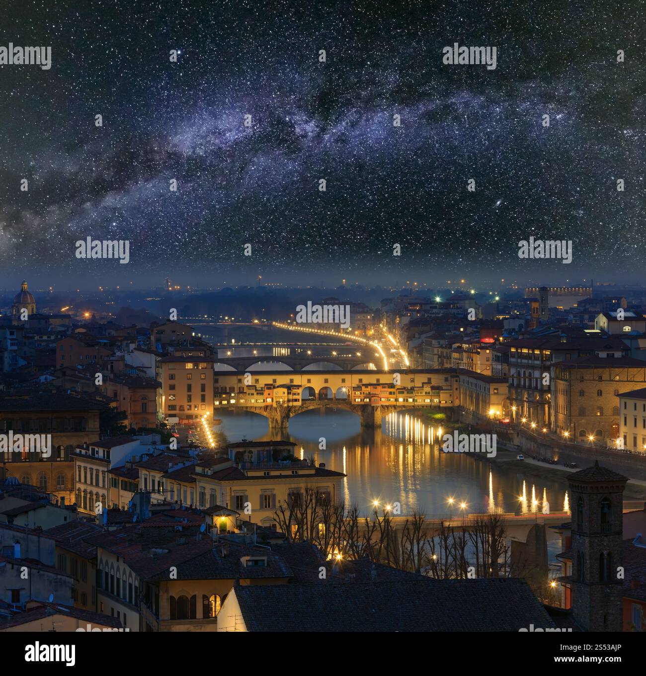 La ville de Florence de nuit vue de dessus (Italie, Toscane) sur le fleuve Arno avec voie lactée dans le ciel étoilé Banque D'Images