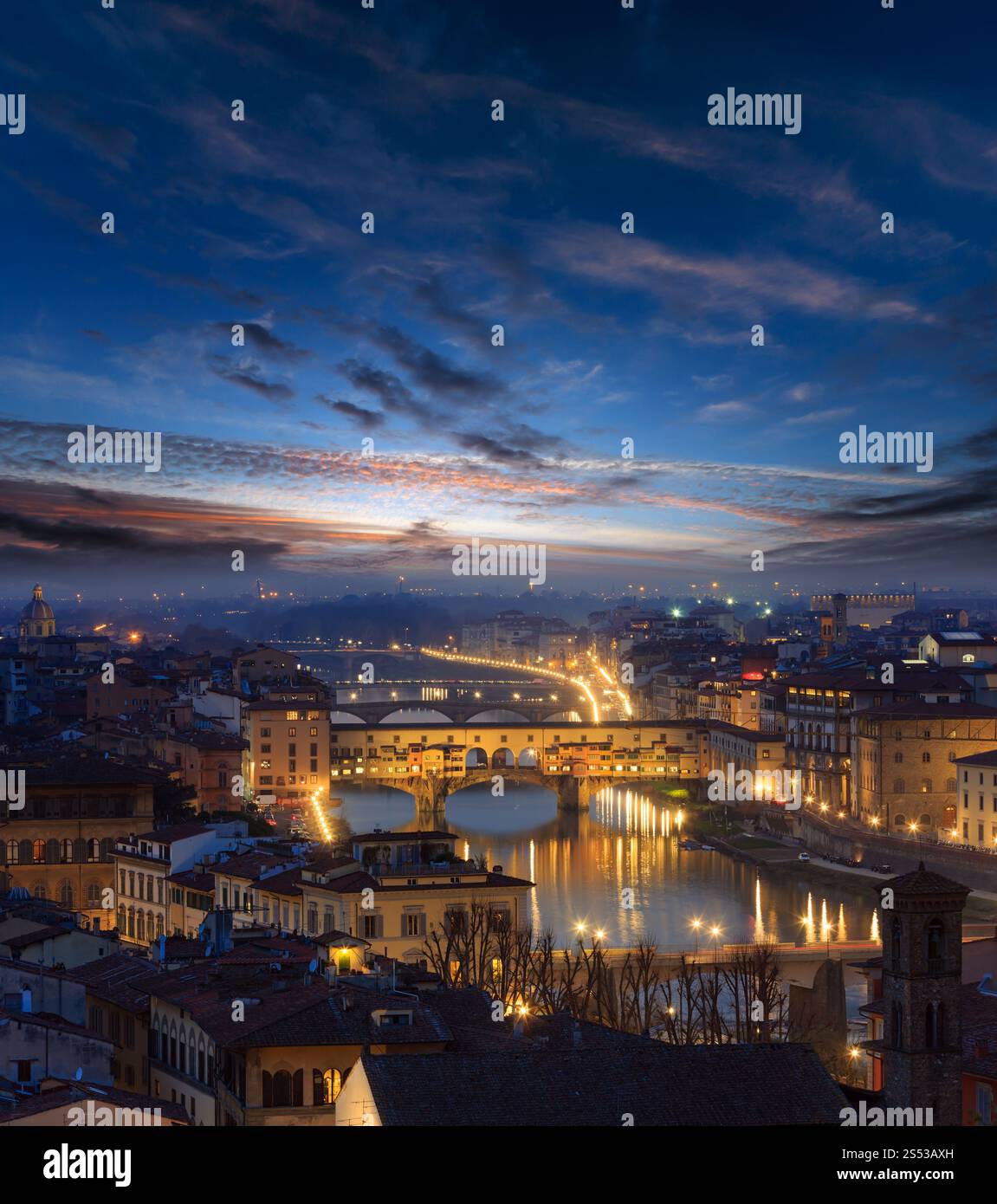 Crépuscule du soir Ciel avec nuages au-dessus de Florence, Italie, Toscane. Vue du haut de la ville et des ponts sur l'Arno. Banque D'Images